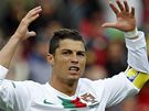 Portugalec Ronaldo se diví, e dostal za nesportovní chování lutou kartu
