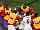 GÓL. Fotbalisté Ghany oslavují stelce Asamoaha Gyana (uprosted), který vstelil gól.
