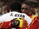 GHANSKÁ RADOST. Asamoah Gyan (zády) se raduje se svým spoluhráem z gólu, který vstelil.