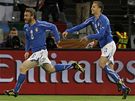 ITALSKÁ RADOST. Italové De Rossi (vlevo) a Criscito se radují z gólu.