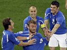 GÓL. Italové se radují z gólu, který vstelil De Rossi (druhý zleva).