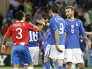 A JE PO ZÁPASE. Hrái Itálie (v modrém) a Paraguaye se zdraví po zápase.