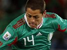 PED GÓLEM. Javier Hernández z Mexika obchází francouzského brankáe a následn vstelí gól
