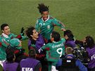 MEXICKÁ RADOST. Fotbalisté Mexika se radují z gólu.