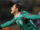 RADOST. Javier Hernández z Mexika oslavuje svj gól, který práv vstelil.