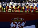 PED ZÁPASEM. Fotbalisté Srbska poslouchají státní hymnu.