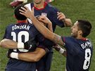 GÓL. Amerití fotbalisté se radují z gólu, vlevo autor branky Donovan.