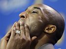 TO NENÍ MONÉ: Kobe Bryant z LA Lakers neme uvit, e jeho tým prohrál v pátém finálovém duelu s Bostonem.