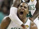 NEEKANÍ HRDINOVÉ. Glen Davis (dole) a Nate Robinson z Bostonu Celtics se radují bhem finále NBA proti LA Lakers