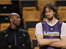 Kobe Bryant (vlevo) a Pau Gasol z LA Lakers bhem tréninku