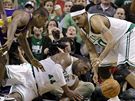 Glen Davis (dole) a Rasheed Wallace z Bostonu Celtics bojují o mí s Ronem Artestem z LA Lakers