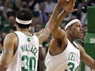 Rasheed Wallace (30) a Paul Pierce z Bostonu Celtics se radují bhem finále NBA proti LA Lakers