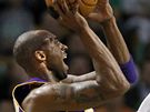 Kobe Bryant z LA Lakers stílí na ko Bostonu Celtics pes Raye Allena