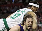 TUMÁ! Rasheed Wallace z Bostonu Celtics si vyskoil na Paua Gasola z LA Lakers