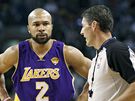 Derek Fisher z LA Lakers debatuje s rozhodím Scottem Fosterem