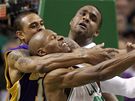 Ray Allen (v bílém) z Bostonu Celtics a tvrdá obrana Shannona Browna z LA Lakers. V pozadí vykukuje Glen Davis z Bostonu