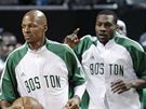 DVA ALLENOVÉ. Ray Allen (vlevo) a Tony Allen z Bostonu Celtics se rozcviují