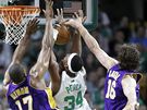 Andrew Bynum (vlevo) a Pau Gasol z LA Lakers se pokouejí zastavit Paula Pierce z Bostonu Celtics