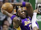 Lamar Odom z LA Lakers pihrává kolem Raye Allena z Bostonu Celtics