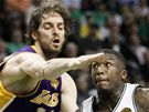 Pau Gasol z LA Lakers se pokouí zastavit Natea Robinsona z Bostonu Celtics
