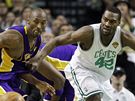 Kobe Bryant (vlevo) z LA Lakers a Tony Allen z Bostonu Celtics svádjí souboj o mí