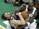 Kevin Garnett (vpravo) z Bostonu Celtics tvrd atakuje Paua Gasola z LA Lakers