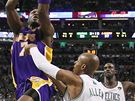 Lamar Odom z LA Lakers najídí do obrany Bostonu Celtics kolem tria velkých hvzd: Paula Pierce, Raye Allena a Kevina Garnetta (zleva)