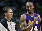 Kobe Bryant z LA Lakers debatuje s rozhodím Scottem Fosterem