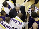 Phil Jackson, kou Los Angeles Lakers, radí svým svencm pi time-outu