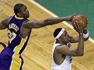 Ron Artest (vlevo) z LA Lakers chce zblokovat Paula Pierce z Bostonu Celtics
