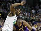 Kobe Bryant (vpravo) z LA Lakers najídí kolem Tonyho Allena z Bostonu Celtics