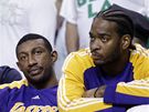 Zklamaná lavika LA Lakers. Zleva Saa Vujai, Didier Ilunga-Mbenga a Josh Powell
