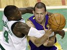 Jordan Farmar (vpravo) z LA Lakers je faulován Natem Robinsonem z Bostonu Celtics