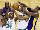 Andrew Bynum (zcela vpravo) atakuje doskakujícího Rasheeda Wallace z Bostonu Celtics. O mí usilují také (zleva) Kendrick Perkins, Lamar Odom a Paul Pierce