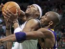 Paul Pierce (vlevo) z Bostonu Celtics zakonuje pes tvrdou obranu Kobeho Bryanta z LA Lakers