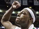 Paul Pierce z Bostonu Celtics slaví výhru nad LA Lakers