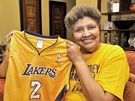 Maminka Dereka Fishera, rozehrávae LA Lakers, s dresem svého syna