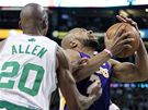 Ray Allen (vlevo) z Bostonu Celtics atakuje Dereka Fishera z LA Lakers