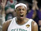 Paul Pierce z Bostonu Celtics slaví výhru nad LA Lakers
