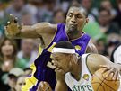 Paul Pierce z Bostonu Celtics obchází Rona Artesta z LA Lakers