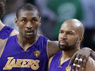 Ron Artest (vlevo) a Derek Fisher z LA Lakers si po pátém finále NBA zklamání