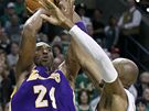 Kobe Bryant z LA Lakers stílí pes Raye Allena z Bostonu Celtics