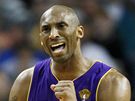 Kobe Bryant z LA Lakers slaví úspnou stelu proti Bostonu Celtics
