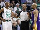 Ray Allen (vlevo) z Bostonu Celtics a Derek Fisher z LA Lakers jsou ve pi. Dva kohouty odtrhl rozhodí Derrick Stafford.