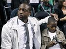 Dwyane Wade pihlíel spolen se synem Zairem finále NBA mezi Bostonem Celtics a LA Lakers