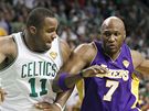 Lamar Odom (vpravo) z LA Lakers obchází Glena Davise z Bostonu Celtics