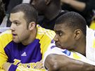 Jordan Farmar (vlevo) a Andrew Bynum z LA Lakers, zklamaní z vývoje pátého finále NBA