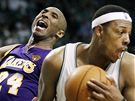 Paul Pierce (vpravo) z Bostonu Celtics uniká Kobemu Bryantovi z LA Lakers