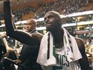 Kevin Garnett z Bostonu Celtics se po vítzství nad LA Lakers zdraví s fanouky