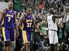 Kevin Garnett (vpravo) z Bostonu Celtics ve vítzném gestu, Lamar Odom (vlevo) a Ron Artest z LA Lakers jsou smutní z prohry